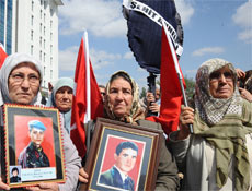 Şehit ailelerine polis müdahalesi