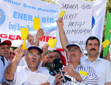 Memur teneke çalıp slogan attı