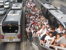 Metrobüs yolunda kaza