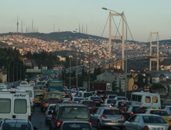 Köprüde intihar trafiği altüst etti