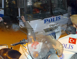 Mitinge giden polis minibüsü devrildi